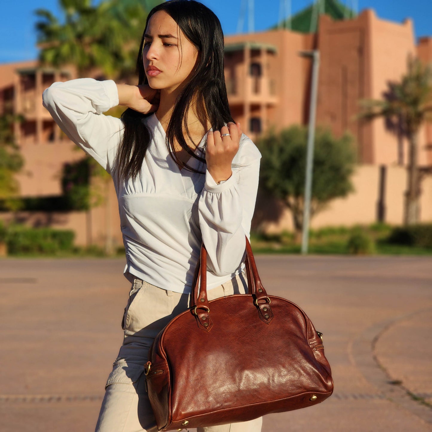 Women's Chic Leather Duffel: Ideal for Weekends