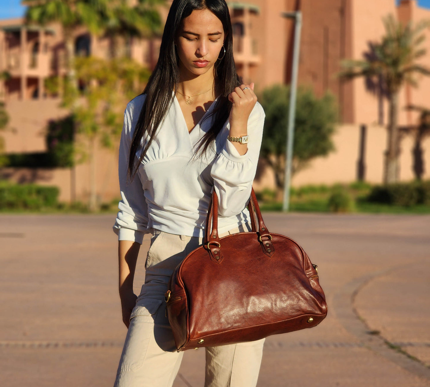 Women's Chic Leather Duffel: Ideal for Weekends