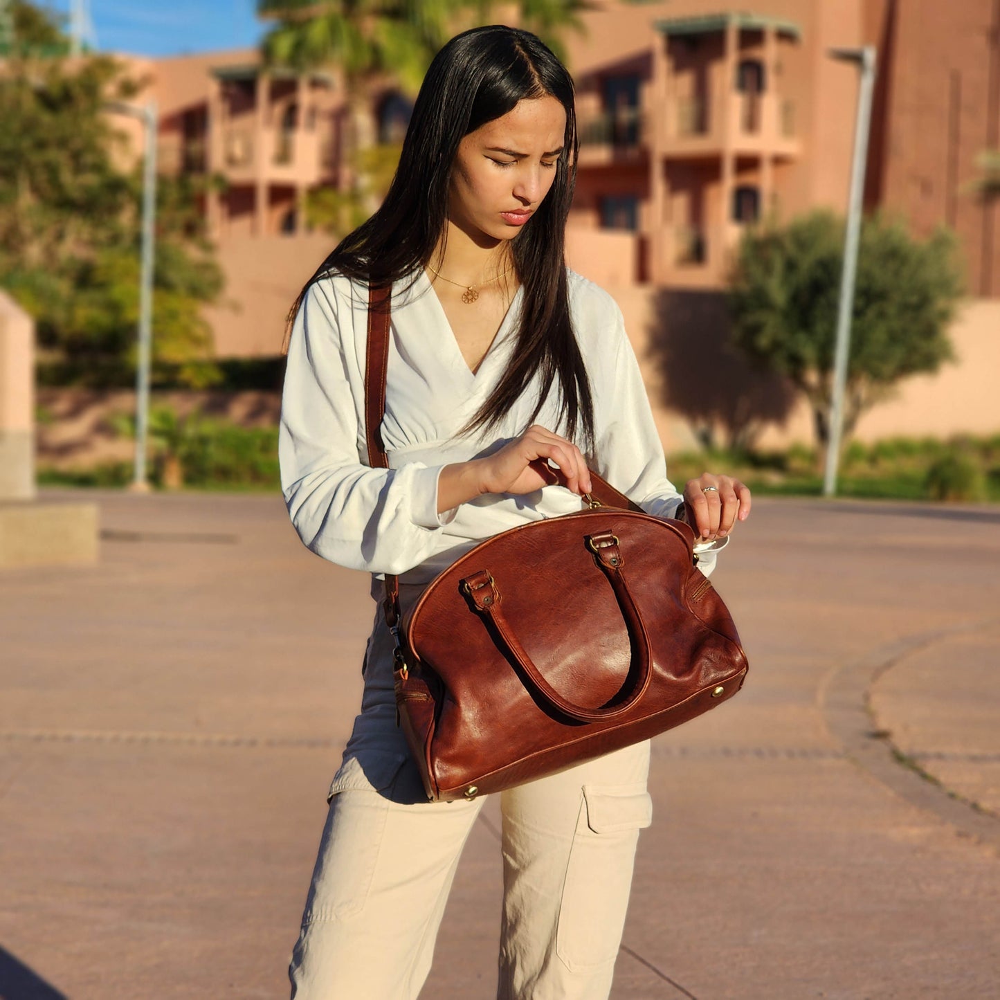 Women's Chic Leather Duffel: Ideal for Weekends