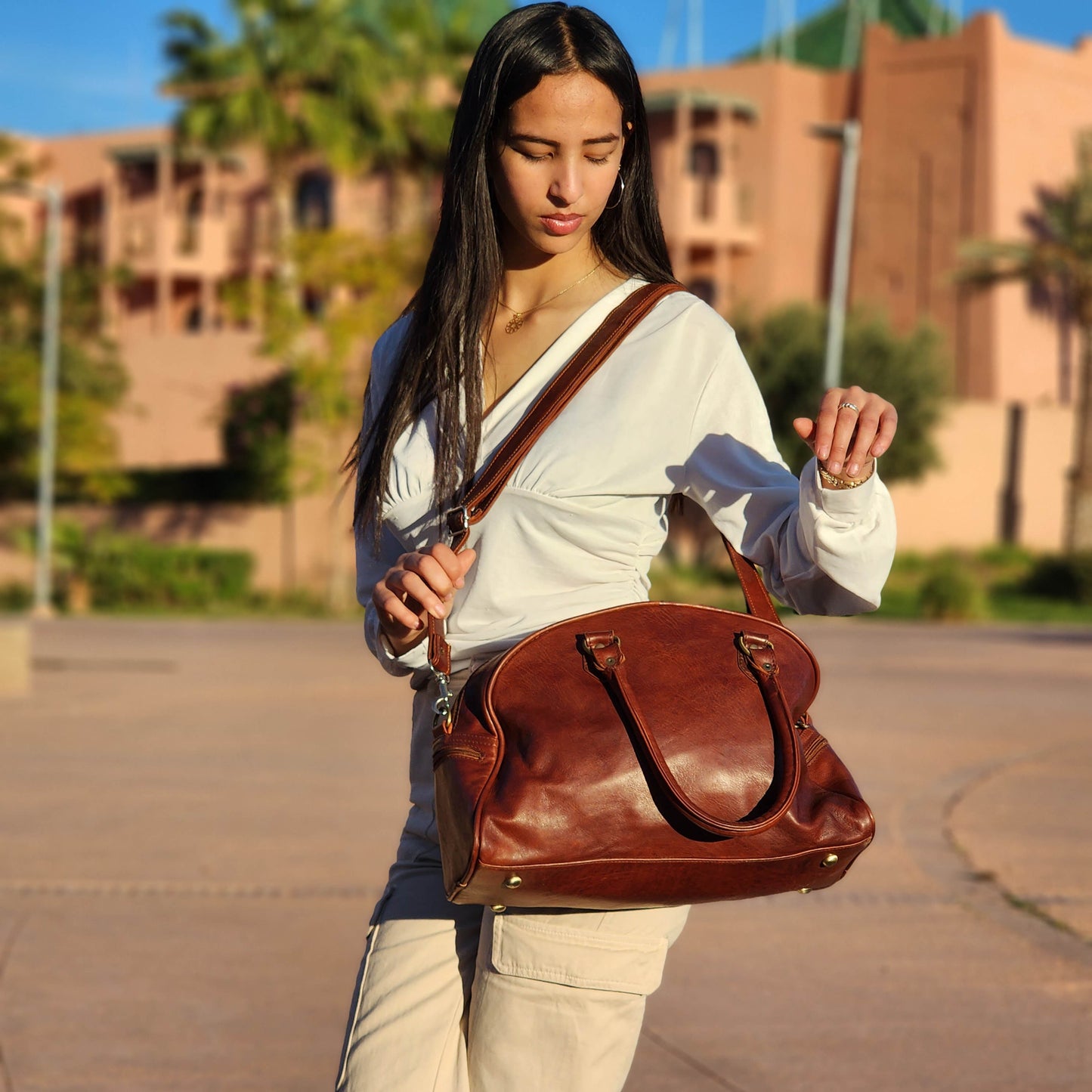 Women's Chic Leather Duffel: Ideal for Weekends