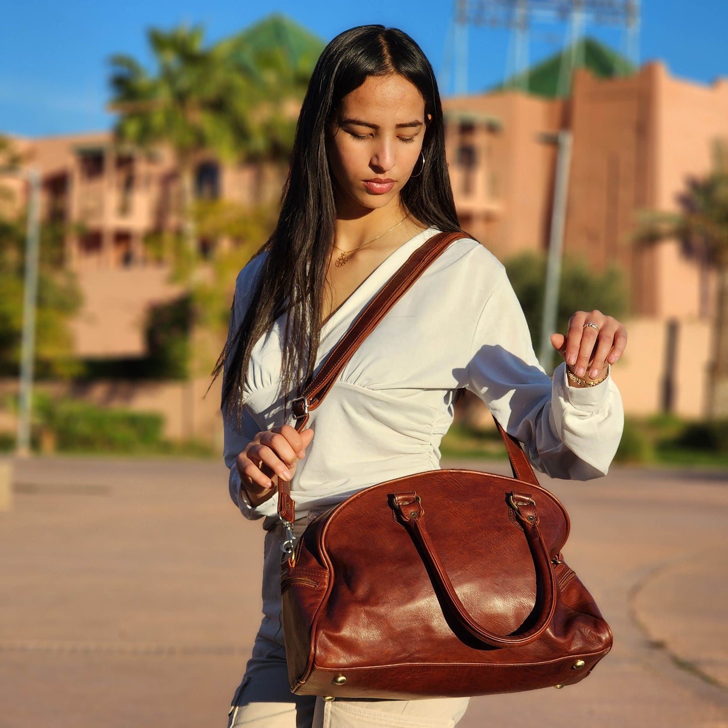 Women's Chic Leather Duffel: Ideal for Weekends