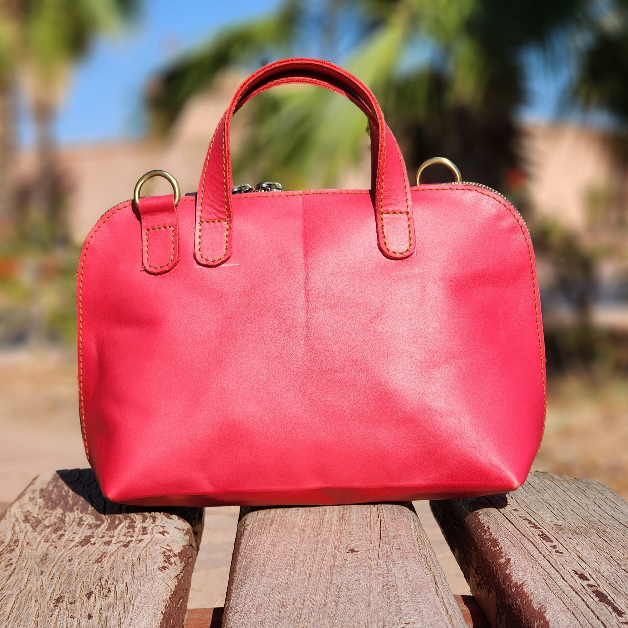 Minimalist Leather Elegance: The Perfect Companion