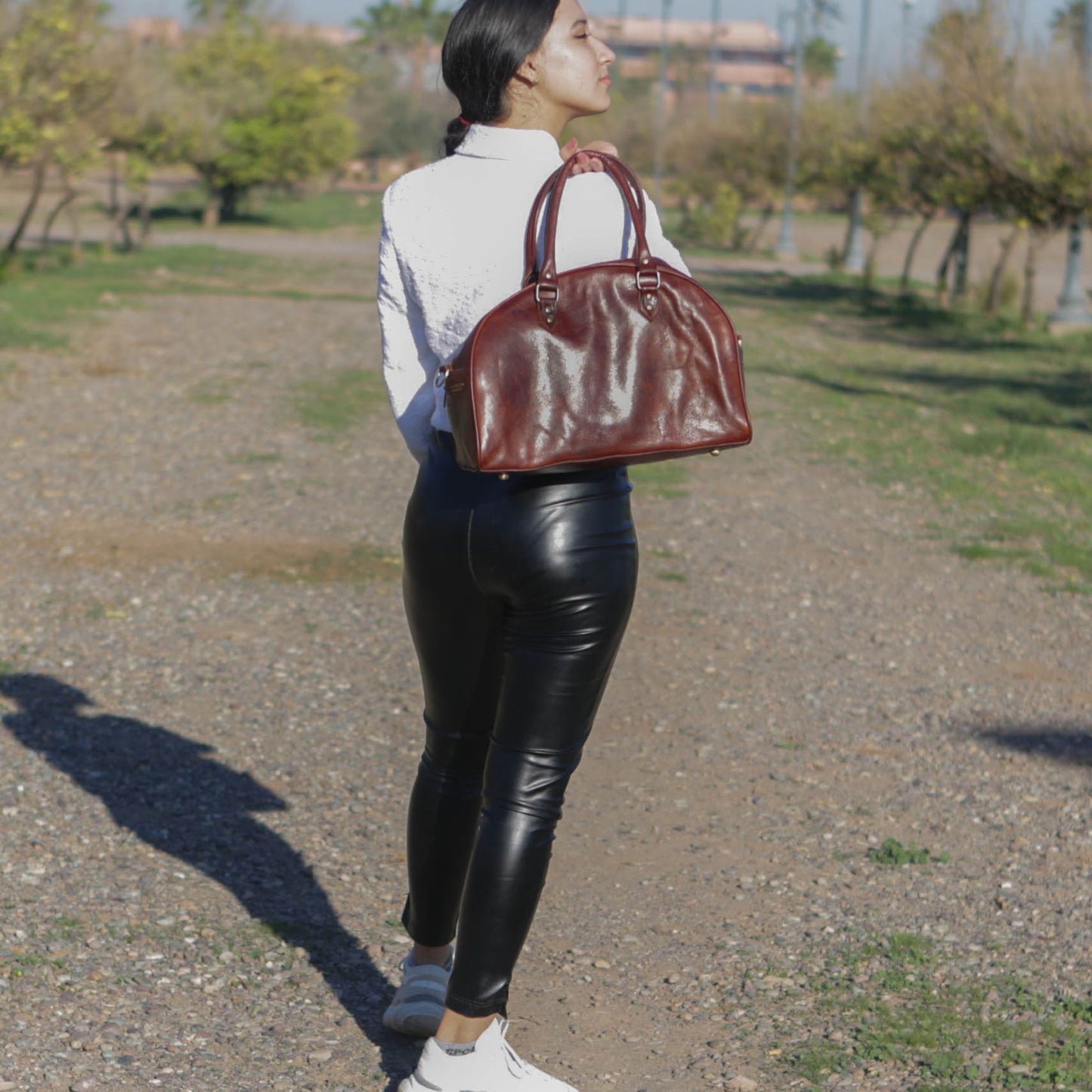 Women's Chic Leather Duffel: Ideal for Weekends