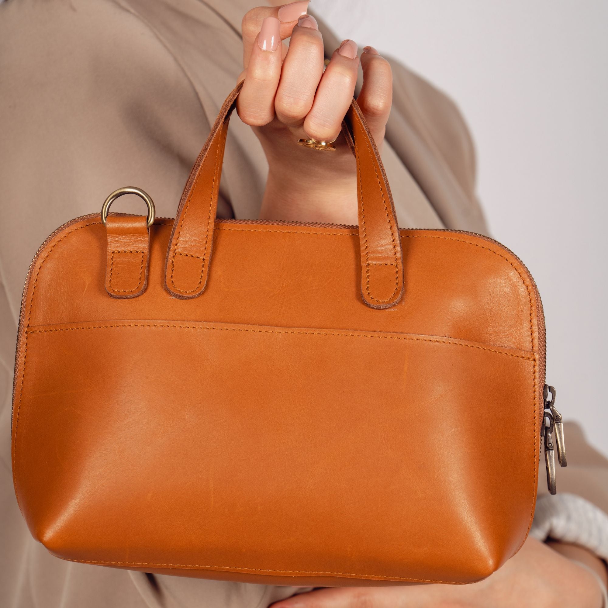 Minimalist Leather Elegance: The Perfect Companion