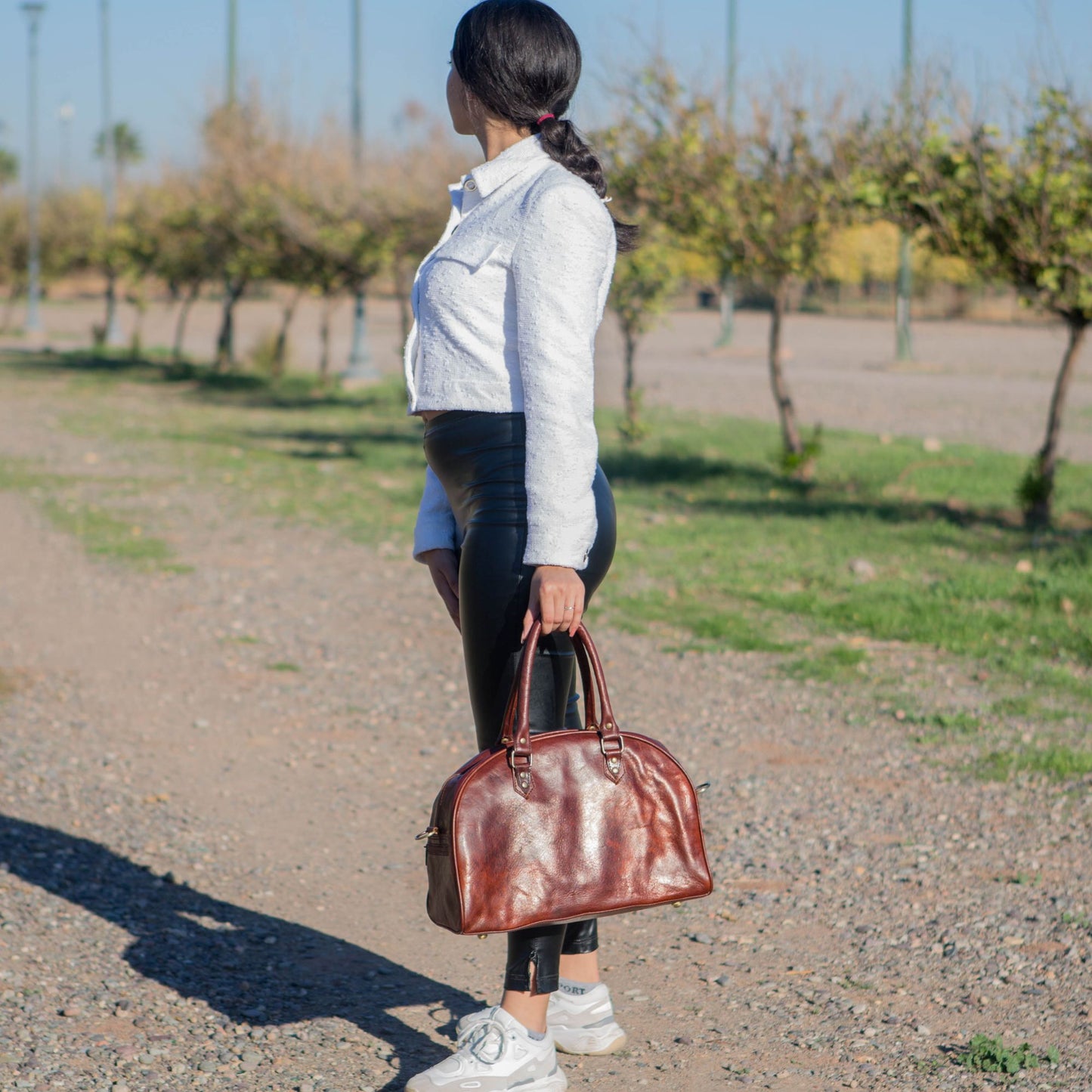 Women's Chic Leather Duffel: Ideal for Weekends