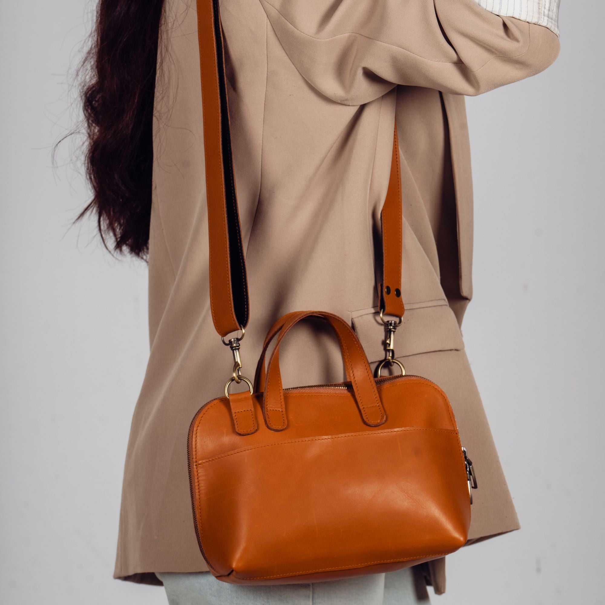 Minimalist Leather Elegance: The Perfect Companion